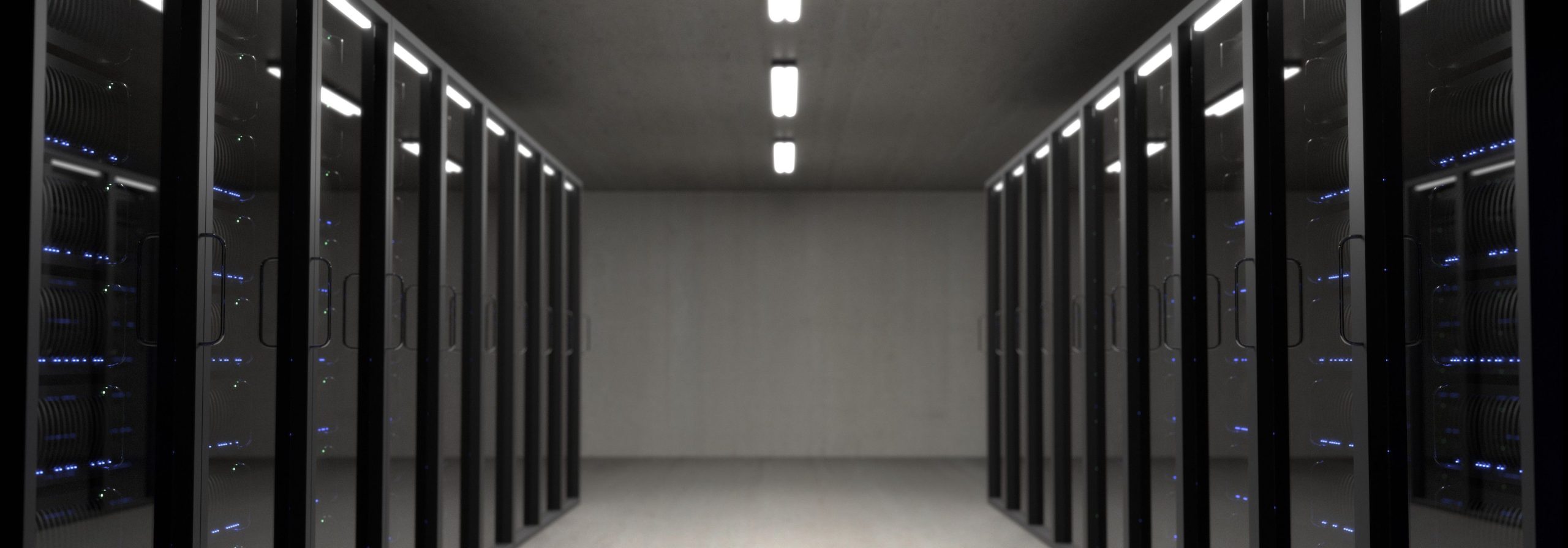 servidor de hosting compartido con múltiples dominios alojados en la misma máquina